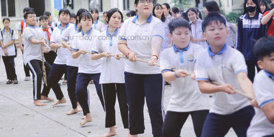 信封与电话构成的抽象线条图标，示意联系渠道